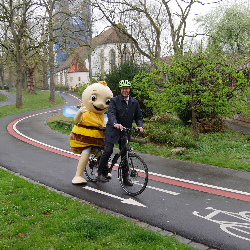 Landrat Dr. Sigel mit Remsi auf dem Remstal-Radweg