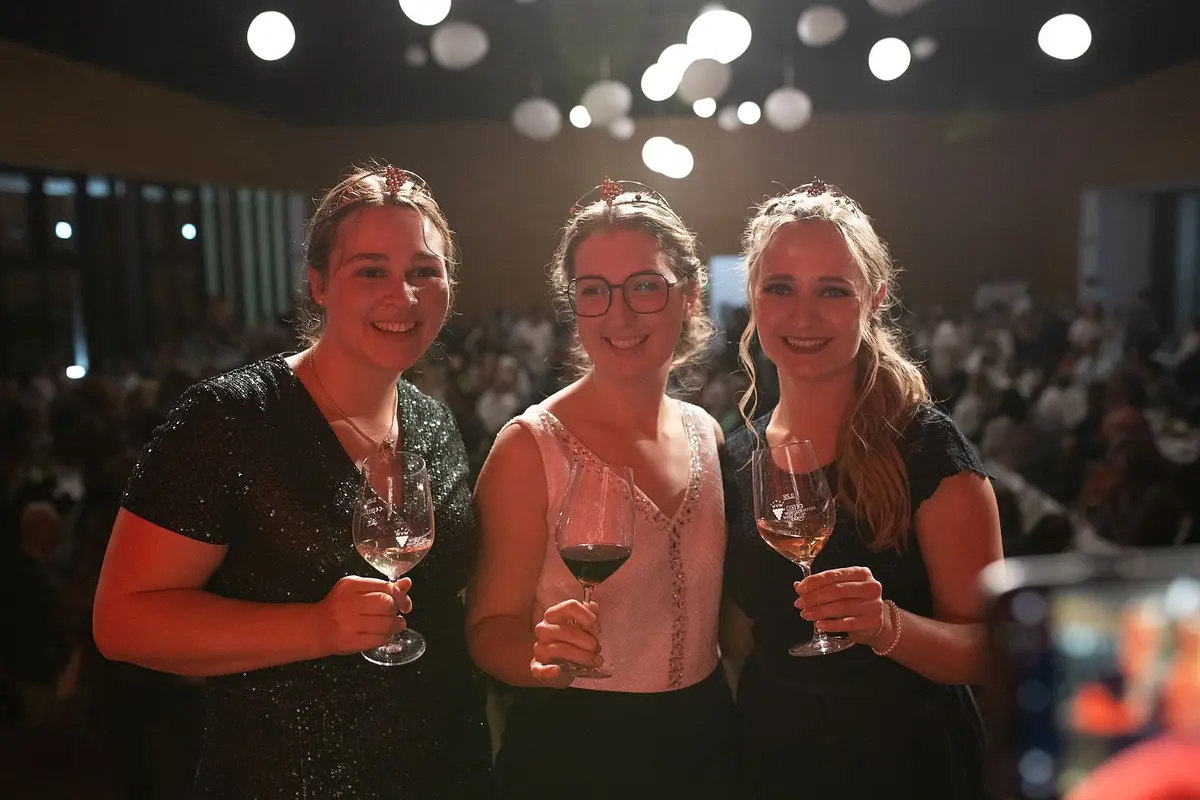 Mitte: Carolin Häußer, flankiert von ihren beiden Weinprinzessinnen Lisa-Marie Blatt aus Brackenheim (links) und Birthe Meseke aus Stuttgart.