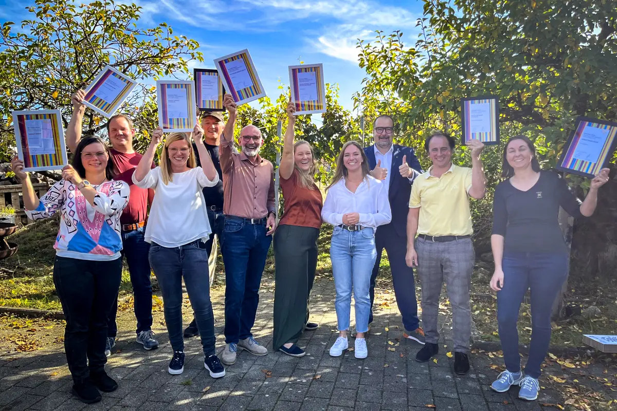 Urkundenübergabe am 13. Oktober 2023: In acht ausgezeichneten Weinbaubetrieben finden Besucher im Remstal „herausragende Weinerlebnisse“. Foto: Remstal Tourismus