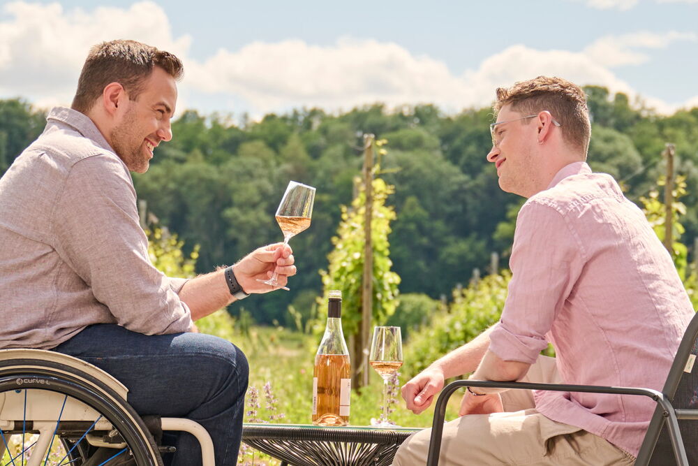 Freunde genießen einen Wein in den Weinbergen